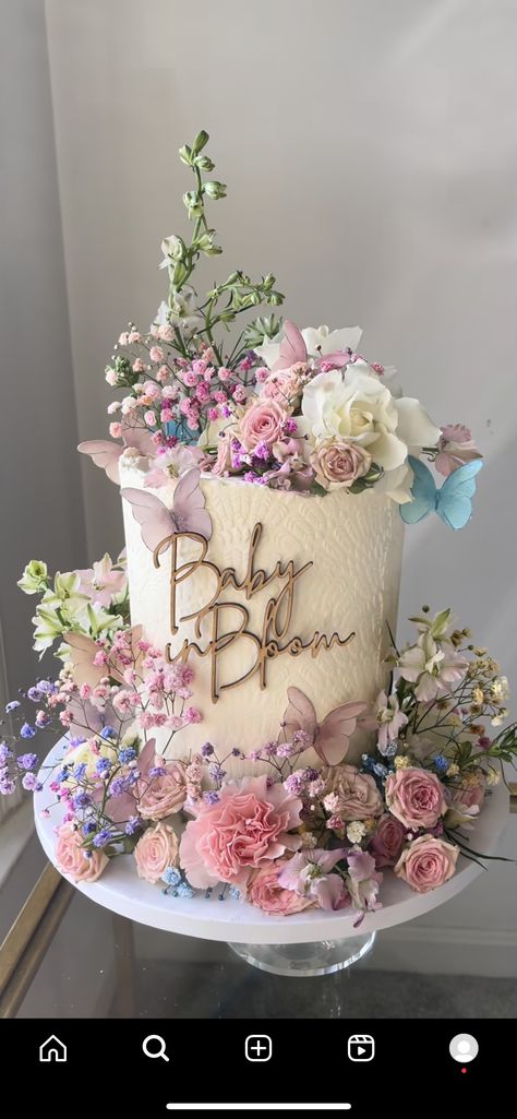 Baby Shower Theme Decorations, Wildflower Baby Shower, Baby In Bloom, Gateaux Cake, Bloom Baby, Baby Shower Inspiration, Baby Shower Flowers, Baby Sprinkle, Baby Shower Gender Reveal