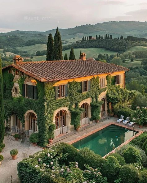 Italian Inspired House Exterior, Italian House Aesthetic Exterior, Italian House Ideas, Houses In Europe, French Chateau Garden, European House Aesthetic, Villa Style Home Exterior, Valley House, Summer In Tuscany Aesthetic