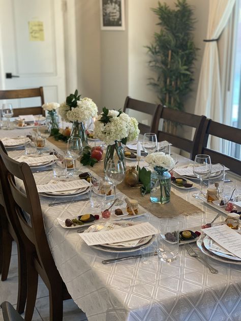 Rosh Hashana Decorations, Rosh Hashanah Table, Yom Teruah, Shabbat Table, Rosh Hashana, Celebration Ideas, Rosh Hashanah, Jewish Holidays, Dressage