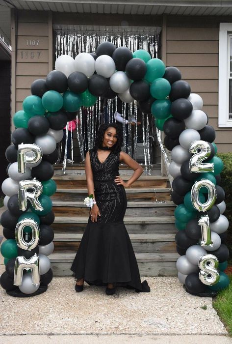 How tall would this have to be in front of the garage Prom Balloon Arch Entrance, Prom Photo Booth Backdrops, Champagne Prom Party Decorations, 2023 Balloon Arch, Prom Sendoff Decoration Ideas Outside, Prom Outdoor Decorations, Senior Prom Send Off Ideas, Prom Balloon Decorations Photo Backdrops, Prom Yard Decorations