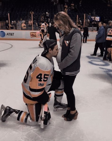 Nhl Couples, Hockey Proposal, Hockey Relationship, Hockey Couple Goals, Hockey Players Girlfriend, Nhl Wife, Hockey Couple, Hockey Boyfriend, Hockey Family