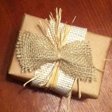 Easy gift wrapping with house hold things! I used raffia, a paper sack and burlap! So cheap! Easy Gift Wrapping, Wrapping Inspiration, Paper Sack, Paper Twine, Gift Wrapping Inspiration, Holiday Deco, Simple Gift Wrapping, Wrap Ideas, Wrapping Ideas