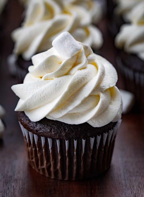 Marshmallow Buttercream Marshmallow Cupcake Frosting, Marshmellow Icing Marshmallow Frosting, Frostings For Chocolate Cake, Buttercream Frosting Flavors, Marshmallow Buttercream Frosting Recipe, Marshmallow Buttercream Frosting, Marshmallow Frosting Recipes, Marshmallow Fluff Frosting, Dessert Person