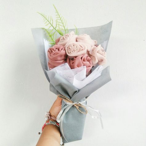 Hijab Bouquet Tutorial, Gambar Wedding, Bucket Hijab, Ramadan Motivation, Buket Hijab, Hijab Business, Scarves Ideas, Hijab Bouquet, Flower Hijab