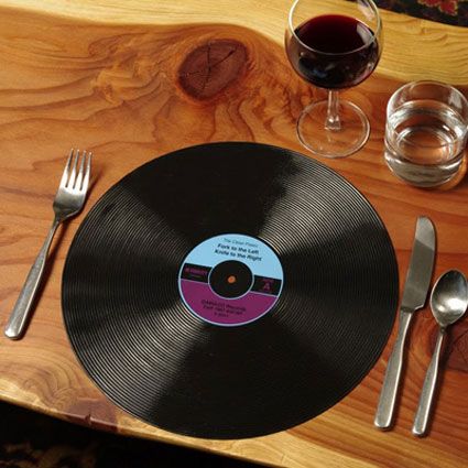 Record Placemats. Great idea for retro themed dinner party or for a music themed party. Vinyl Record Crafts, Record Crafts, Decoration Restaurant, Record Table, Local Thrift Stores, Hippie Home Decor, Contemporary Table, Table Placemats, Foto Art