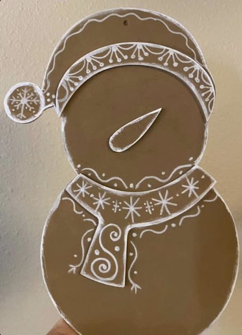 Gingerbread Snowman Decoration, Gingerbread Tree Topper Ideas, Free Gingerbread Printables, Christmas Cardboard Crafts, Gingerbread Diy Decorations, Cardboard Gingerbread Man, Gingerbread Crafts Diy, Painted Gingerbread Men, Gingerbread Christmas Decorations Diy