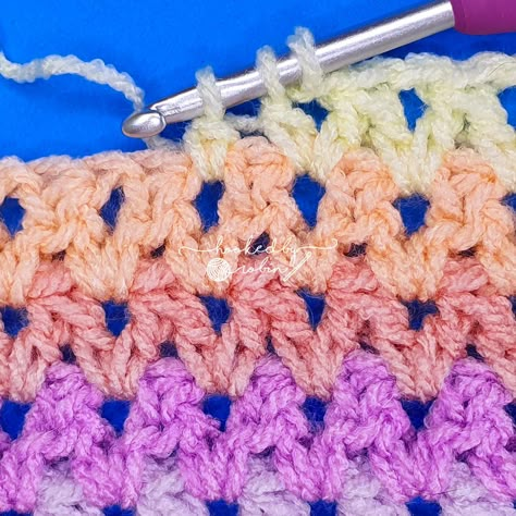 Crochet ALTERNATIVE V Stitch [Free Video Tutorial & Written Pattern!] Yarn Room, Hooked By Robin, Crochet Vest Pattern Free, Hekel Patrone, V Stitch Crochet, Yarn Tutorials, Easy Beginner Crochet Patterns, Crochet Blanket Tutorial, Crochet Border Patterns