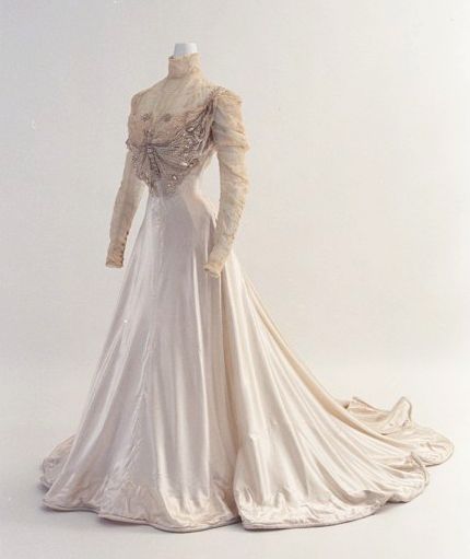 1890 Wedding Dress Charles Frederick Worth, 1890s Fashion, Bijoux Art Nouveau, Beaded Butterfly, 1800s Fashion, Edwardian Dress, 19th Century Fashion, White Wedding Dress, Old Dresses