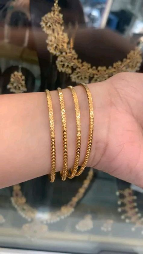 Trendy Gold Necklace, Simple Gold Bangle, Aesthetic Edgy, Manoj Kumar, Jewel Design, Unique Gold Jewelry Designs, Neck Pieces Jewelry, Gold Jewels Design, Bridal Design