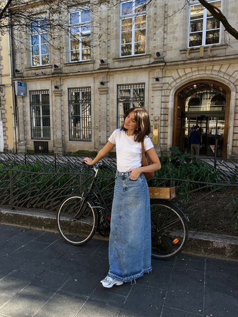 Spring Outfits Denim Skirt, Summer Long Denim Skirt Outfit, Maxi Skirt Outfit Jean, Blue Jean Maxi Skirt Outfit, Light Denim Maxi Skirt Outfit, Denim Maxi Skirts Outfit, Outfits With Maxi Skirts Summer, Colored Skirt Outfits, Long Denim Skirts Outfit