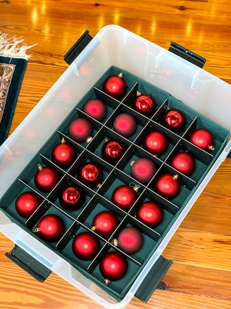 Christmas Bauble Storage, Christmas Ball Storage, Diy Ornament Storage Ideas, Ornament Storage Diy, Christmas Ornament Organization, Storing Christmas Ornaments, How To Store Ornaments, How To Store Christmas Ornaments, Christmas Storage Organization