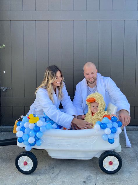 Rubber Ducky Family Costume, Bubble Bath Wagon Costume, Family Halloween Costumes Stroller, Infant Duck Costume, Couple With Baby Costume Ideas, Bathtub Wagon Costume, Rubber Duck Family Costume, Bath Tub Trunk Or Treat, Family Duck Halloween Costumes