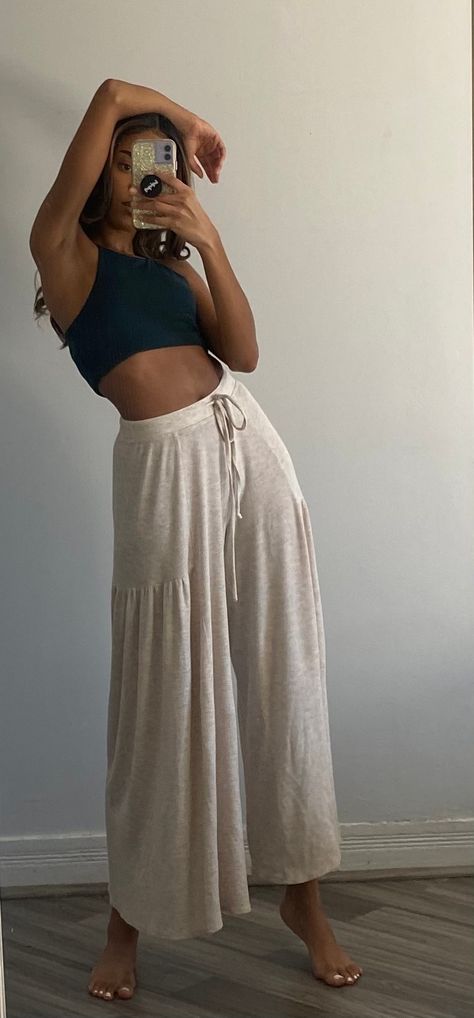 Big Flowy Pants Outfit, Breezy Pants Outfit, Gray Flowy Pants Outfit, Outfit Ideas Flowy Pants, Boho Comfy Outfit Casual, Flowy Lounge Wear, Flowy Summer Outfits Boho Style, Flow Pants Outfit Summer, Flowy Pants Outfit Aesthetic