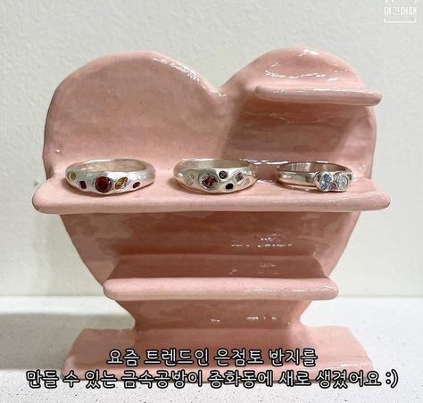 Air Clay Projects Ideas, Clay Crafts Sculptures, Clay Things Aesthetic, Craft Clay Ideas, Y2k Clay Ideas, Clay Makeup Holder, Little Clay Ideas, Clay Room Decor, Aesthetic Clay Art