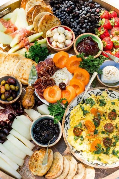 30 Best Breakfast Charcuterie Boards Ideas Brunch Charcuterie Board, Brunch Charcuterie, Breakfast Charcuterie, Muffins Breakfast, Brunch Eggs, Breakfast Board, Family Brunch, Breakfast Ingredients, Ultimate Breakfast