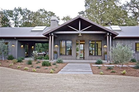 Farmhouse Exterior Colors, Ranch Farmhouse, Ranch House Remodel, Modern Ranch House, Ranch House Exterior, Metal Building Home, Floor Plans Ranch, Ranch Style House Plans, Modern Ranch