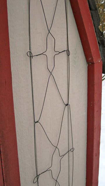 Making a garden trellis with coat hangers. cool recycle idea No More Wire Hangers, Wire Coat Hangers, Wire Trellis, Utilitarian Design, Diy Garden Trellis, Thrift Store Diy, Hanger Crafts, Potting Table, Garden Diary