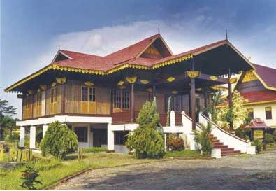 Rumah belah bubung (Riau Islands) Indonesian Architecture, Malay House, Riau Islands, Building Styles, Kepulauan Riau, Architecture Traditional, Asian House, Asian Architecture, Traditional Houses