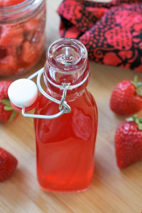 Herbal Vinegars, Canning Strawberries, Herbal Lifestyle, Homemade Vinegar, Fruit Vinegar, Strawberry Vinegar, Wine Making Recipes, Flavored Vinegars, Infused Vinegars