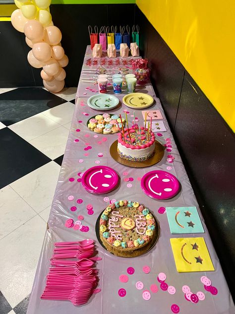 Turning 9 Birthday Ideas, Preppy Birthday Theme Ideas, Preppy Smiley Face Cake, Preppy Pink Birthday Party, Threenager Birthday Cake, 8th Birthday Party Girl Themes, Threenager Birthday Party Ideas, 11 Birthday Ideas Girl, Threenager Party Ideas