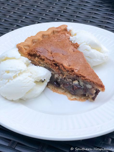 Easy Chocolate Pecan Pie - Southern Hospitality Chocolate Chip Pecan Pie, Chocolate Pecan Pie Recipe, Making Sugar Cookies, Chocolate Chip Pie, Walnut Pie, Chocolate Pecan Pie, Pecan Pie Recipe, Apple Cake Recipes, Chocolate Pecan