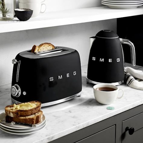 Smeg Kettle, Smeg Toaster, Retro Kitchen Appliances, Retro Toaster, Smeg Kitchen, Retro Refrigerator, Smeg Appliances, Kitchen Objects, Appliances Design