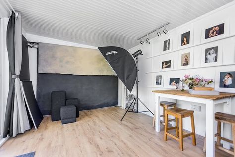 Photography Studio Office Design, Small Studio Photography Ideas, Small Studio Photography, Small Photo Studio Ideas, Photography Studio Decor Interior Design, Photography Room Ideas Studio Spaces, Studio Photography Ideas Decoration, Photographer Studio Interior, Photography Studio Design Decor