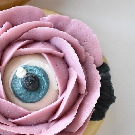 Eye Ball Cupcakes, Eyeball Cupcakes Halloween, Eyeball Cupcakes, Mini Bunt Cake, Eyeball Cake, Frosting Designs, Spooky Sweets, Buttercream Cookies, Pasteles Halloween