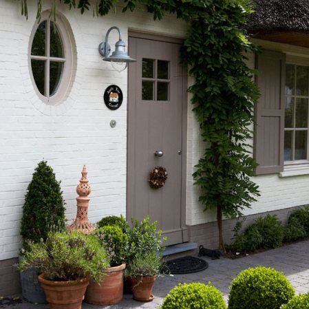 Exterior colour inspiration Cottage Style Front Doors, Balcony Swing, Cottage Front Doors, Small Front Gardens, Wedding Bedroom, Front Gardens, Cottage Door, Bedroom Garden, Front Garden Design