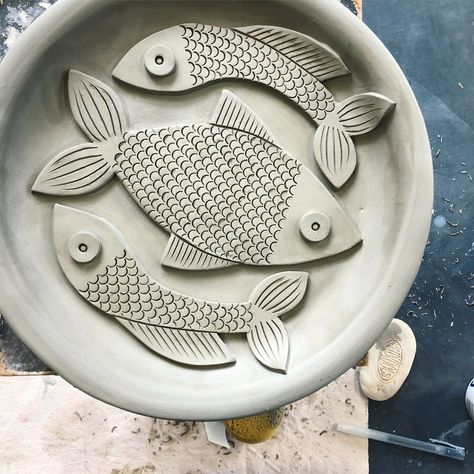 Pottery Fish Platter, Fish Ceramics Pottery, Pottery Fish Ideas, Fish Clay Art, Pottery Fish, Fish Ceramic, Fish Pottery, Ceramic Fish Plate, Clay Fish