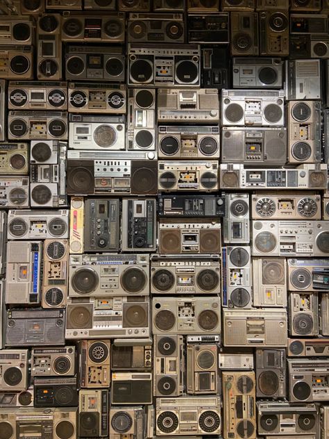 Old vintage radio wall aesthetic vibe gray black white wall decoration ideas Music 70s Aesthetic, Music Radio Aesthetic, Old Radio Photography, Old Radio Aesthetic, Vintage Radio Aesthetic, Radio Host Aesthetic, Old Radio Vintage, 70s Music Aesthetic, Groove Aesthetic