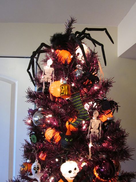 Halloween tree topper Halloween Tree Topper Ideas, Tree Topper Ideas Diy, Halloween Tree Topper, Diy Halloween Tree, Tree Topper Ideas, Fall Porches, Halloween Christmas Tree, Scary Christmas, Halloween Spooktacular