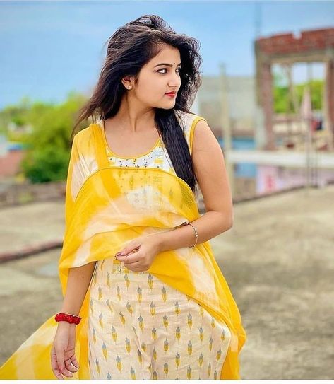 nice Ladki Ka Photo, Punjabi Fashion, Video Love, Gals Photos, Best Poses For Photography, Men Stylish Dress, Best Poses For Men, Beautiful Smile Women, Girly Photography