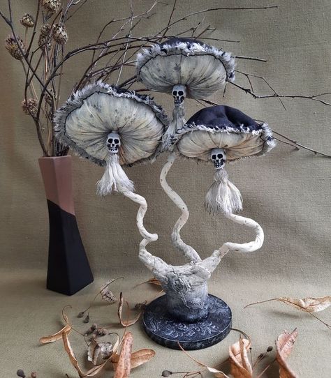 Black Mushrooms, Black Mushroom, Decor Statue, Mushroom Crafts, Creepy Things, Sculpture Art Clay, Halloween Centerpiece, Halloween Table Decorations, Halloween Tattoo