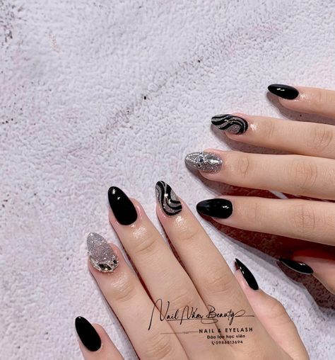 Black Nail Extension Designs, Nail Art Hitam Aesthetic, Nail Art Black Aesthetic, Nail Art Aesthetic Black, Contoh Nail Art, Nail Art Aesthetic Pastel, Nail Art Kuku Pendek, Nail Art Simple Elegant, Nailart Black