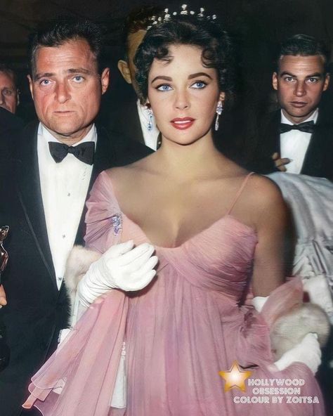 Historical Fashion Timeline, Elizabeth Taylor's Husbands, Elizabeth Taylor Eyes, Elizabeth Taylor Jewelry, Mike Todd, Vintage Hollywood Glamour, Liz Taylor, Pink Gown, Vivien Leigh