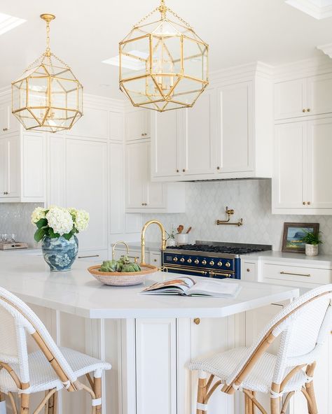 Michelle Woolley Sauter on Instagram: “Happy Monday, sweet friends!! Coming outta the gate with this gorgeous kitchen vibe from @mbc.interiordesign Isn't it a gem, y'all?! This…” Minimalist Southern Home, Digs Design Company, Southern Home Inspiration, Grand Millennial Style Kitchen, Grandmillennial Kitchen, Charleston Townhouse, Grand Millennial Kitchen, Charleston Homes Interiors, Grandmillenial Kitchen