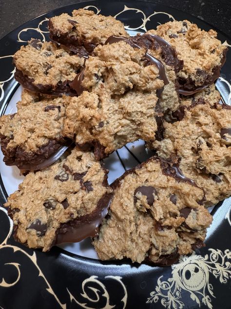 Chocolate Coconut Dipped Peanut Butter Oatmeal Cookies 🍫🍪 Chocolate Chia Pudding, Snack Bites, Peanut Butter Oatmeal Cookies, Pizza Flavors, Peanut Butter Oatmeal, Almond Joy, Chia Pudding, Chocolate Coconut, Refined Sugar Free