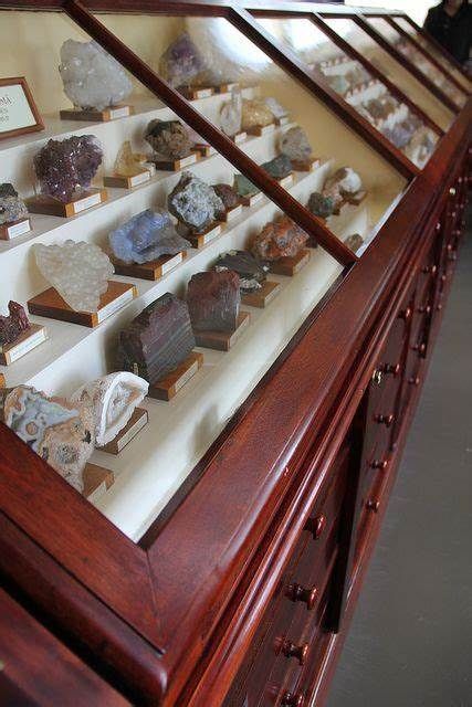 mineral display - Yahoo Image Search Results Mineral Display Ideas, Mineral Collection Display, Rock Display Case, Crystal Collection Display, Rock Collection Display, Mini Museum, Rock Display, Science Aesthetic, Geode Decor