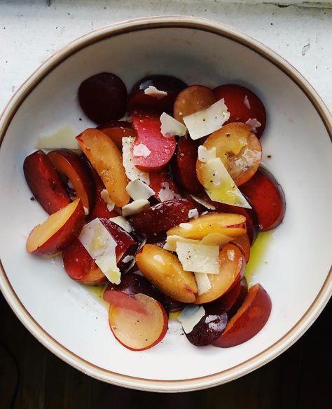 Plum Salad, Bad Poetry, Parmesan Salad, Plum Recipes, Food Test, Delicious Healthy Recipes, Mediterranean Recipes, Clean Eating Recipes, Soup And Salad