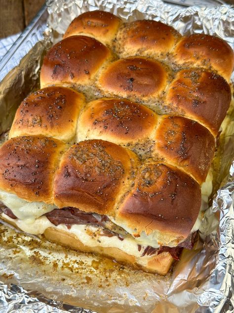 Overhead view of warm baked roast beef sliders recipe on hawaiian rolls with a butter glaze that makes the top golden brown. Rolled Roast Beef, Sliders On Hawaiian Rolls, Hawaiian Roll Sandwiches, French Dip Sliders, Sliders Recipes Beef, Sliders Recipes Hawaiian Rolls, Roast Beef Sliders, Hawaiian Roll Sliders, King Hawaiian Rolls