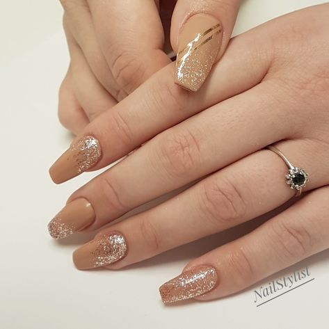 Bridal Nails With Henna, Nails Design For Engagement, Nails Acrylic For Bride, Nail Art Bridal Indian, Nail Color To Match Gold Dress, Nails For Indian Wedding Guest, Acrylic Nail Extensions Design, Nail Extensions For Bride Indian, Bridal Nail Extension Designs Indian