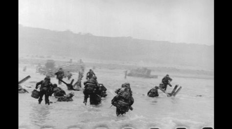 The Story Behind Robert Capa's Pictures of the D-Day Invasion that Almost Never Were D Day Photos, D Day 1944, D Day Normandy, Operation Overlord, D Day Invasion, Normandy Landings, D Day Landings, Wwii Photos, American Soldiers