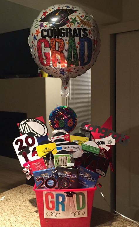 Kindergarten Graduation Basket Ideas, Gift Card Graduation Bouquet, Grad Baskets For Guys, Diy High School Graduation Gifts, Gift Card Graduation Ideas, Graduation Gift Wrapping Ideas, Boyfriend Graduation Gift Ideas, College Graduation Gift Basket Ideas, Graduation Gift Basket Ideas High School