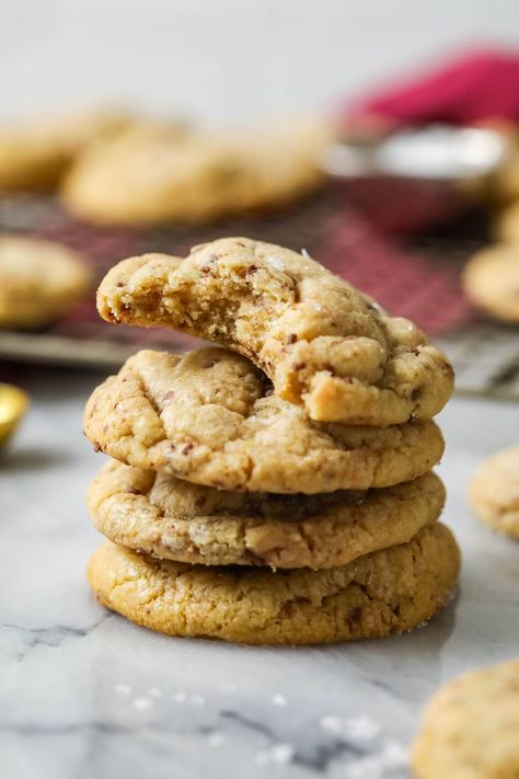 Brown Butter Toffee Cookies - Sugar Spun Run Coffee Butter Cookies, Brown Butter Toffee Cookies, Butter Toffee Recipe, Butter Toffee Cookies, Chocolate Toffee Cookies, Toffee Cookie Recipe, Chewy Toffee, Sugar Spun Run, Winter Core