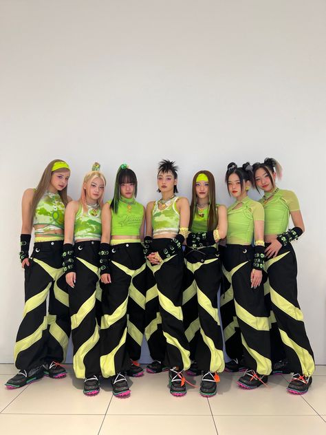 Xg New Dance Outfits, Xg Outfits Inspired, Hiphop Dance Outfit Dancers, Dance Crew Outfits, Xg Outfits, Hiphop Dance Outfit, Dance Team Clothes, Yellow Skirt Outfits, Kpop Costume