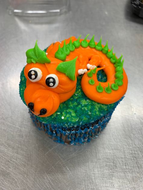 Easy Dragon Cupcakes, Jumbo Cupcake Ideas Cake Decorating, Mega Cupcake Ideas, Cupcake Decorating Ideas Aesthetic, Buttercream Animals, Hope Cake, Cupcake Animals, Dragon Wreath, Bakery Signs