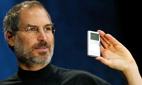 Think different … Apple CEO Steve Jobs introduces the new mini iPod in San Francisco in 2004. Steve Wozniak, Steve Jobs Quotes, Tim Cook, Starting A Company, Joan Baez, Powerful Images, Social Media Trends, Soft Skills, Iconic Photos