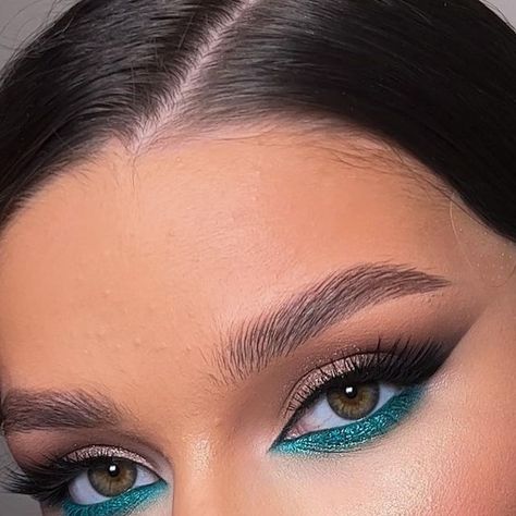 Emerald Make Up Ideas, Emerald Green Eyeliner Looks, Emerald Green Bridesmaid Makeup, Green Accent Makeup, Green Makeup Blue Eyes, Emerald Green Make Up, Teal Dress Makeup Ideas, Smokey Eye Makeup Green, Emerald Green Eyeshadow Looks