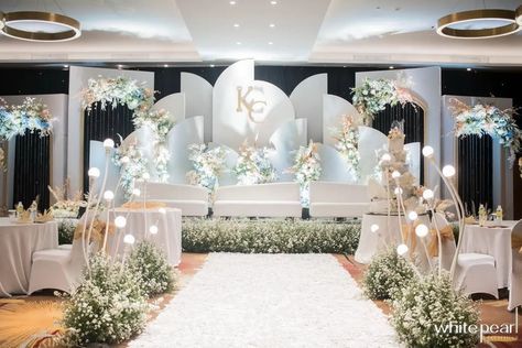 Pool Wedding Decorations, Pearls Wedding Theme, Gajah Mada, Indoor Wedding Decorations, Elegant Wedding Themes, Wedding Stage Backdrop, Wedding Background Decoration, Wedding Entrance Decor, Wedding Stage Design